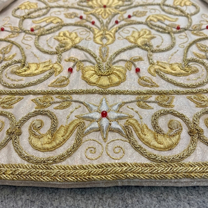 Robe de liturgie religieuse en satin blanc avec motif floral brodé or, couleur et logo personnalisés, pour homme - Product Image 5