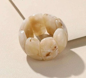 Bracelet en résine élégant pour femmes, bijoux tendance faits à la main par Madiha Art and Crafts - Product Image 2