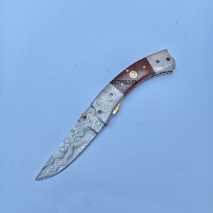 มีดพับคุณภาพสูง OEM ดามัสกัส พร้อมด้ามไม้และบอร์สเตอร์ดามัสกัส งานแฮนด์เมด สำหรับพกพา ใช้งานได้หลากหลาย เหมาะสำหรับการตั้งแคมป์ - Product Image 1