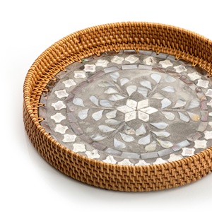 Plateau de service rond en nacre et rotin, fait main, tressé, décoratif, fabriqué au Vietnam, à prix avantageux - Product Image 3