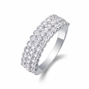 Anillo de compromiso de media eternidad con triple hilera de diamantes redondos, conjunto nupcial de anillos de plata 925 con diamantes cultivados en laboratorio en oro macizo de 10K - Product Image 1