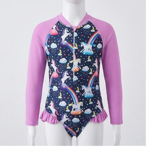 Ensemble de yoga 2 pièces imprimé papillon bleu avec finition dorée, body à col en V profond et jupe portefeuille longueur genou - Product Image 1