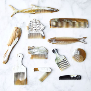 Peigne à cheveux en corne de buffle noire de qualité supérieure, artisanat naturel, pour hommes et femmes, écologique, poli à la main, usage en salon, design personnalisé - Product Image 1