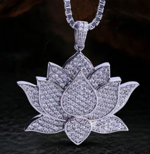 Colgante de Flor de Loto Plateado con Incrustaciones de Diamantes de Imitación, Joyería Hiphop, Amuleto Unisex, Regalo con Temática Budista - Product Image 1