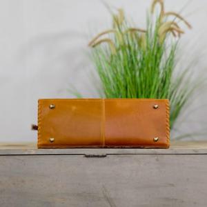 Bolsos de hombro de cuero vacuno de primera calidad con diseño floral grabado a mano, estilo occidental, para mujer, a la moda. - Product Image 3