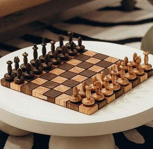 Juego de Ajedrez Infantil Portátil de Lujo con Tablero de Madera Pulida y Piezas con Figuras Romanas Antiguas - Regalo Ecológico para Decoración del Hogar - Product Image 3