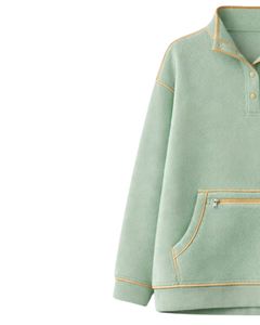 เสื้อสเวตเชิ้ตผู้หญิงสีเขียวเซจ ทรงโอเวอร์ไซส์ ผ้าฟลีซ คอปกติดกระดุม กระเป๋าคางูโร แต่งขอบตัดสี หนานุ่ม แบบสั่งทำพิเศษ - Product Image 3