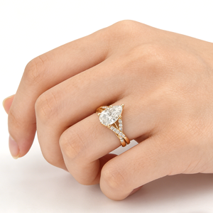 Bague de fiançailles de luxe en or jaune 14 carats avec diamant poire et diamants pavés latéraux, diamant de laboratoire, design à double sangle, certifiée GIA - Product Image 4