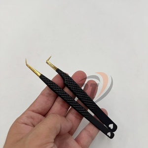 แหนบต่อขนตาสแตนเลสสตีลความแม่นยำสูง ปลายเคลือบทอง ด้ามจับสีดำแบบมีลาย สำหรับใช้ต่อขนตา - Product Image 3