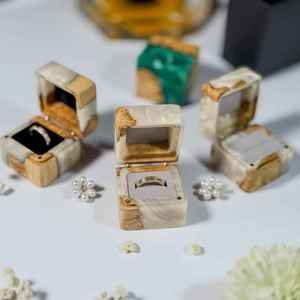 Boîte à bague artisanale de luxe Orion en résine et bois, style européen. Porte-photographie de fiançailles mignon, design floral, durable - Product Image 4