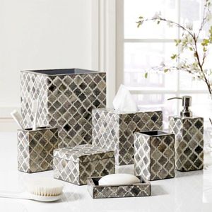 Ensemble d'accessoires de salle de bain élégant en nacre, comprenant un bol offrant un rangement fonctionnel avec une œuvre d'art coquillage attrayante - Product Image 2