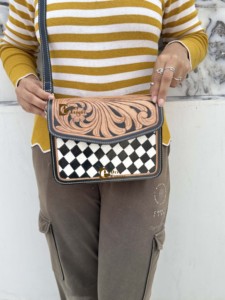 Bolso Bandolera de Piel Genuina DEV EXPORT con Solapa, Diseño Floral y Patrón a Cuadros para Mujer - Product Image 5
