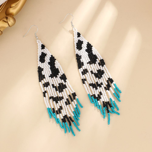 Nouvelle Arrivée Boucles d'Oreilles Huggie pour Femme, Motif Animalier Tressé à la Main, Design à Pompons Tendance, Perles de Rocaille Frangées pour Sublimer Votre Style - Product Image 4