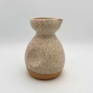 Vase de table artisanal 2026, forme irrégulière, motif floral, style Wabi-Sabi, en béton, par Universal Overseas - Product Image 3