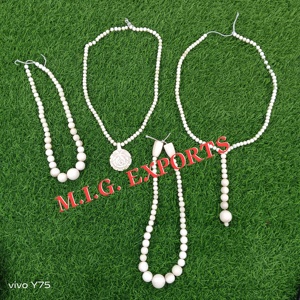 Collar de cuentas de hueso o joyería para fiestas, utilizada para fines espirituales, culturales y estéticos, y con gran variedad de estilos. - Product Image 1