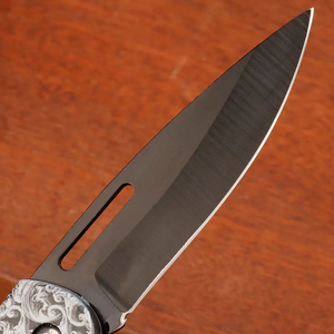 Couteau de poche pliant à motif crâne avec lame noire à pointe de lance et porte-clés, outil de coupe compact et polyvalent pour l'extérieur - Product Image 4