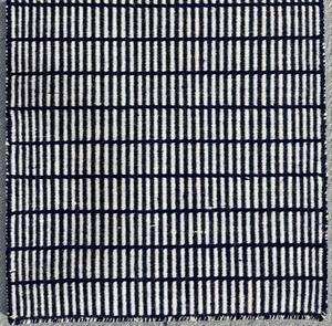 Tapis en laine tissé à la main avec des rayures noires et ivoire |   Tapis en laine tissé plat minimaliste moderne pour la décoration du salon et de la chambre - Product Image 2