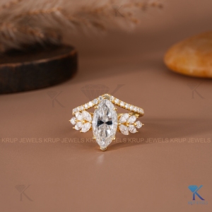 แหวนหมั้นเพชรทรงมาร์คีส์แบบกลุ่มดอกไม้ที่เพาะเลี้ยงในห้องปฏิบัติการ พร้อมแหวนแต่งงานแบบโค้งประดับเพชร ชุดเจ้าสาวทองคำ 14K สีเหลือง สำหรับเธอ - Product Image 2