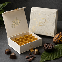 Boîte cadeau rigide magnétique haut de gamme sur mesure avec revêtement UV et doublure en mousse pour ensemble de produits
