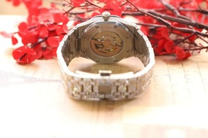 Reloj de Cuarzo Analógico Unisex de Lujo con Diamantes, Caja Redonda de 44 mm, Correa de Acero Inoxidable, Cierre Desplegable, Esfera con Números Romanos - Product Image 3