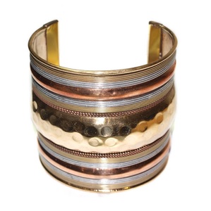 Bracelet manchette large africain en laiton – Manchette tribale multi-tones faite à la main avec motifs gravés – Bijou audacieux et tendance – Vente en gros - Product Image 4