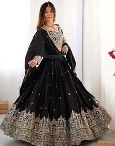 Châle KV pour femme, en soie et satin, brodé, couleur unie, doux, respirant, style traditionnel, idéal pour les fêtes (noir) - Product Image 1