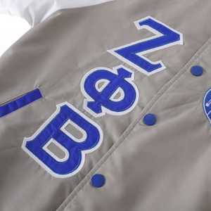 เสื้อแจ็คเก็ตบอมเบอร์ผ้าซาตินสีเทา-น้ำเงิน Zeta Phi Beta ปักลายเชนิลล์ ซับในสั่งทำพิเศษสำหรับผู้หญิง สไตล์กรีก ติดกระดุมแป๊ก เสื้อผ้าพรีเมียม - Product Image 3