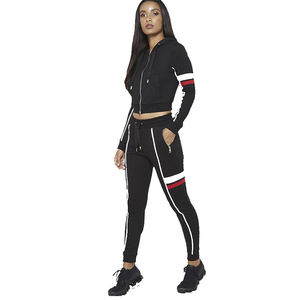 Ensemble de survêtement sportif noir pour femmes, manches longues, capuche, fermeture éclair sur le devant, pantalon de jogging avec poches latérales, respirant, en spandex et polyester - Product Image 1