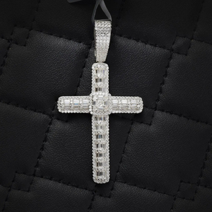 จี้รูปกางเขน ชุบเงิน โลหะผสมประดับเพชรโมอิสซาไนต์ทรงบาแกตต์ VVS  แบบ Iced Out  เครื่องประดับทางศาสนา ของขวัญสำหรับทุกเพศ  เครื่องประดับฮิปฮอป - Product Image 1