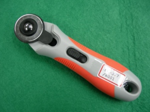 Coupe-papier rotatif DK-377 28MM |   Lames droites, lames ondulées, lames dentelées, lame rotative rétractable à manche caoutchouté droit - Product Image 1
