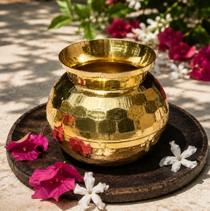 Pot en laiton sculpté à la main avec motifs floraux traditionnels pour la pooja, offrandes sacrées, disponible à prix de gros. - Product Image 4