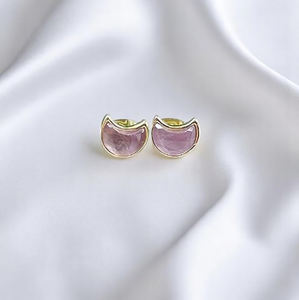 Boucles d'oreilles clous en améthyste naturelle 6x8mm en forme de croissant de lune, en argent sterling 925 plaqué or, serties clos, bijoux de mode pour femmes, vente en gros - Product Image 1