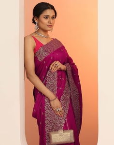 Sari en soie mélangée KV Magenta brodé avec un chemisier non cousu - Product Image 6