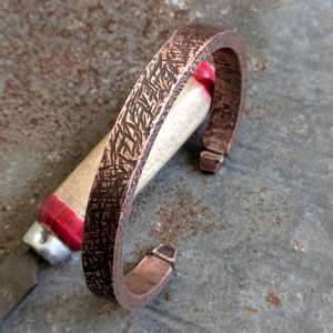 Bracelet magnétique unisexe en cuivre massif, style moderne et traditionnel, fait main, martelé, rigide, cadeau idéal - Product Image 3