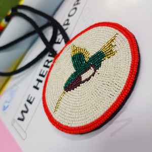 Collier pendentif oiseau artisanal perlé avec perles colorées vertes, dorées, violettes, blanches et rouges et cordon long pour un style artistique et culturel - Product Image 6