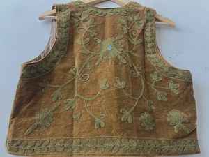Chaleco étnico de terciopelo Suzani, bordado a mano, estilo bohemio, sin mangas, chaleco llamativo, regalo para ella, prenda exterior bohemia, chaleco para usar en capas. - Product Image 2