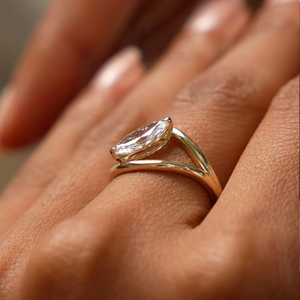 Bague de fiançailles unique en diamant de laboratoire taille marquise de 1,10 carat en or massif 14 carats avec pierres latérales - Product Image 4