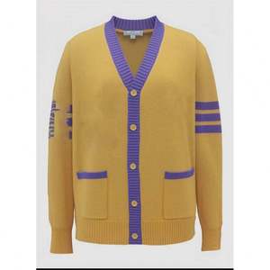 Cardigan tricoté jaune à col en V pour homme avec bordure violette, manches longues, design uniforme, idéal pour l'automne et l'école - Product Image 3
