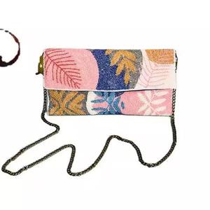 Bolso de mano artesanal de cuentas de vidrio con bordado abstracto colorido, forma rectangular, para fiestas. - Product Image 3