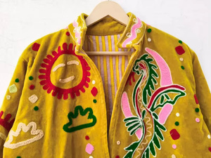 เสื้อแจ็คเก็ตบอมเบอร์กำมะหยี่สีเหลืองลายซูซานี ปักลายดอกไม้สไตล์โบฮีเมียนแบบสองด้าน สำหรับฤดูใบไม้ร่วงและฤดูหนาว - Product Image 3