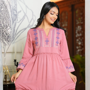 Robe décontractée rose à volants brodés pour femmes - Product Image 5
