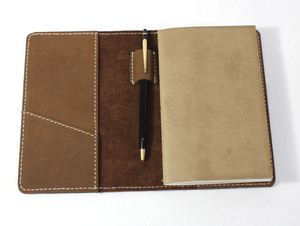 Diario de aspecto vintage con un encantador aroma a cuero y tacto agradable, completamente cosido a mano con hilo encerado resistente, más fuerte que la costura a máquina. - Product Image 4