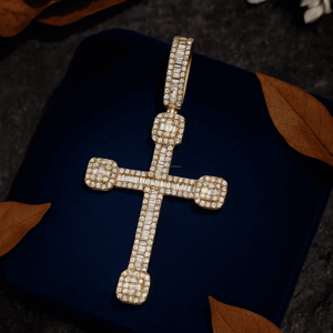 Colgante de Cruz Religiosa Hiphop para Hombre de Oro Amarillo Sólido de 10K con Diamante de Corte Redondo de 1.75" y 0.87 CT - Product Image 1