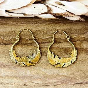 Nuevos Aretes de Aro Boho con Plumas, Aretes de Aro Tribales de Latón para Mujer, Bañados en Oro de 18k con Plumas Colgantes para Venta al por Mayor OEM ODM - Product Image 1