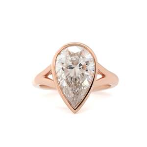 Anillo de compromiso con diamante cultivado en laboratorio de 3 quilates con corte de pera, anillo con bisel tipo cesta, fabricante mayorista de joyería con diamantes CVD/HPHT - Product Image 5