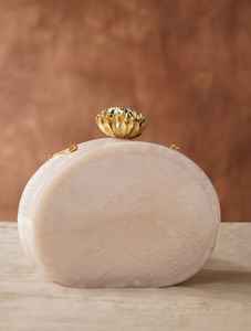 Pochette en résine écologique blanche faite à la main avec chaîne dorée pour mariage et Saint-Valentin - Product Image 3