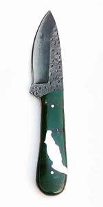 Cuchillo utilitario de hoja curva forjado a mano en acero de alto carbono con mango verde, incrustaciones blancas y acabado martillado - Product Image 2