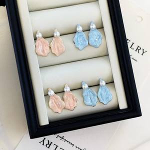 Boucles d'oreilles pendantes en argent pur avec aiguilles, motif floral émaillé, style haut de gamme et polyvalent - Product Image 1