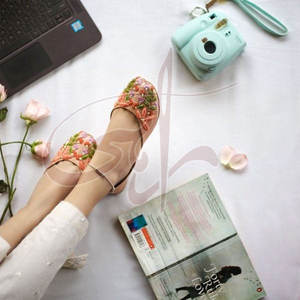 Approvisionnement direct usine – Nouveau style de Khussa pour femme, haute qualité, tendance mode, antidérapant, imprimé, dessus en soie brute, personnalisable, en stock - Product Image 5