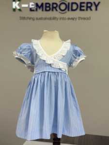 Robe en coton à rayures bleues pour bébé fille avec col à volants |   Robe de boutique à manches bouffantes |   Robe d'été pour tout-petits, vente en gros OEM - Product Image 2